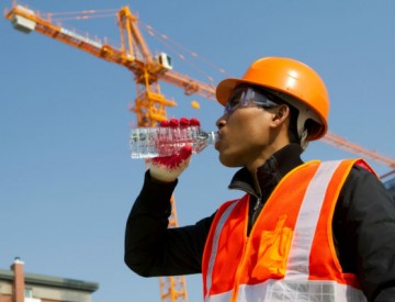 construction-worker-drinking-water-e1432819291428